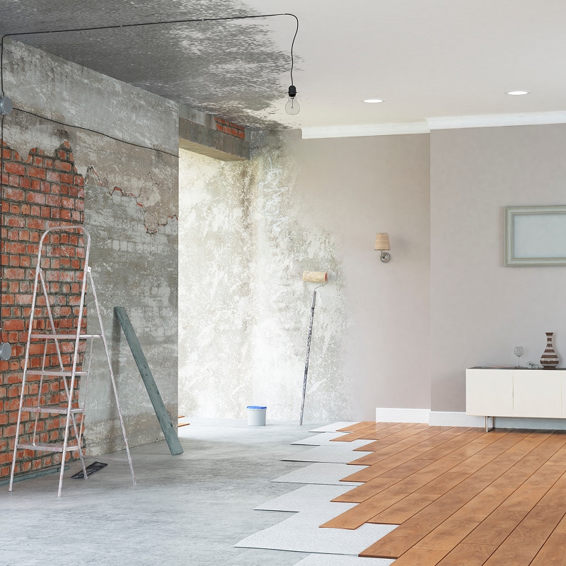Rénovation intérieure avant/après: mur brut avec échelle et plafond sale, contre pièce moderne avec parquet et luminaires encastrés.